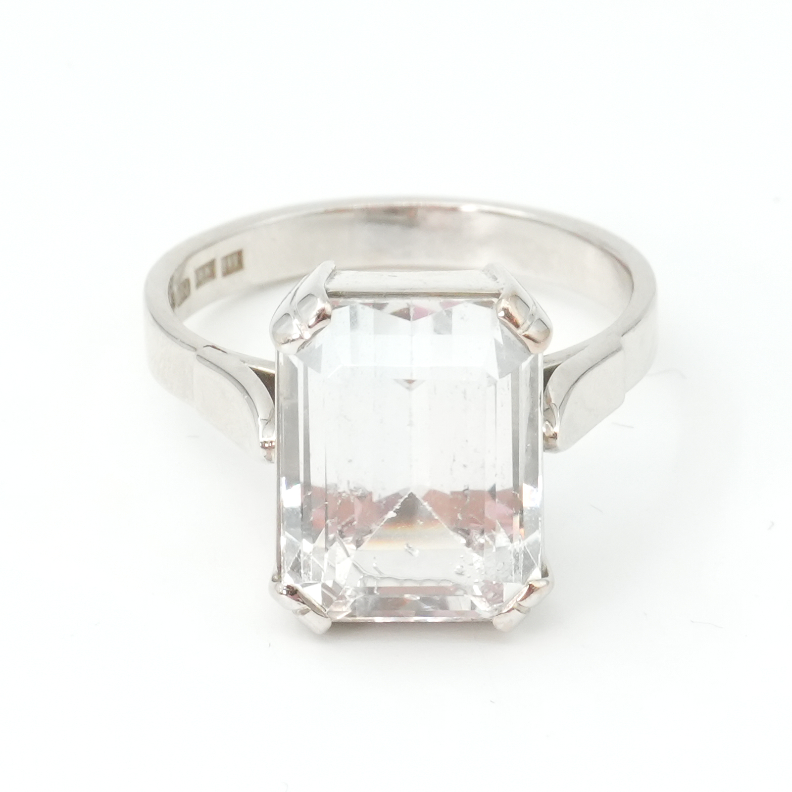 Ring Vitguld 18K 6,7g Ø17.50mm med sten