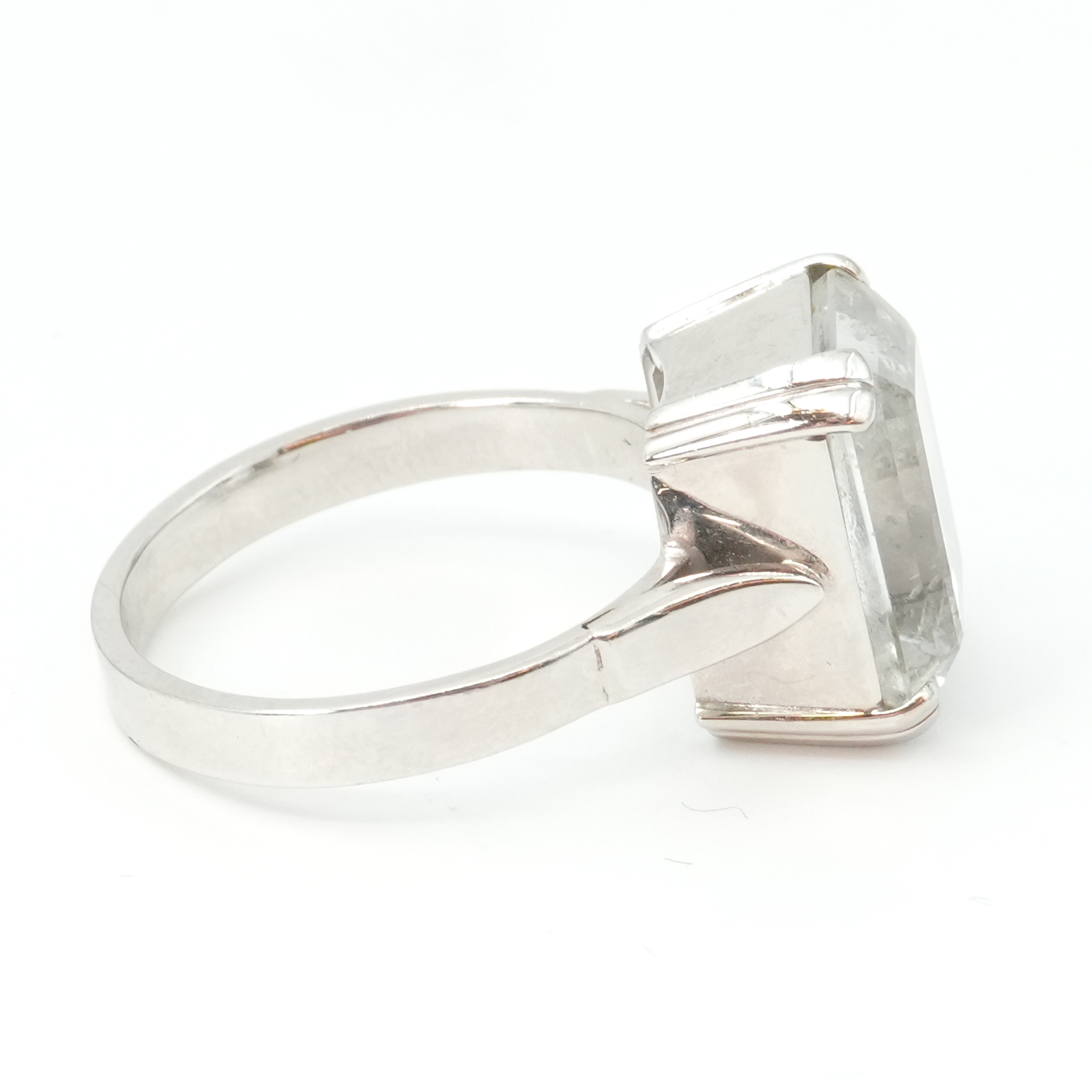 Ring Vitguld 18K 6,7g Ø17.50mm med sten