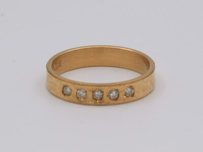 Ring hamrad yta med diamanter 5xca0,02ct 18K
