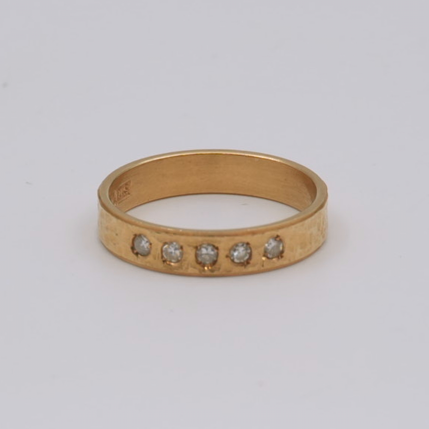 Ring hamrad yta med diamanter 5xca0,02ct 18K