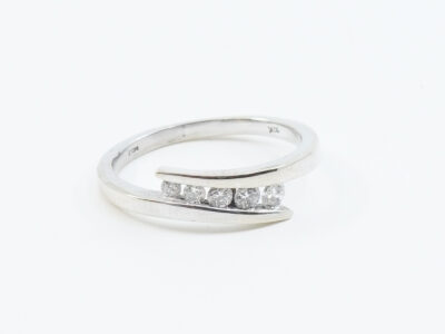 Ring Vitguld 10K 2,2g Ø16½ med diamanter 5xca 0,02-0,05ct
