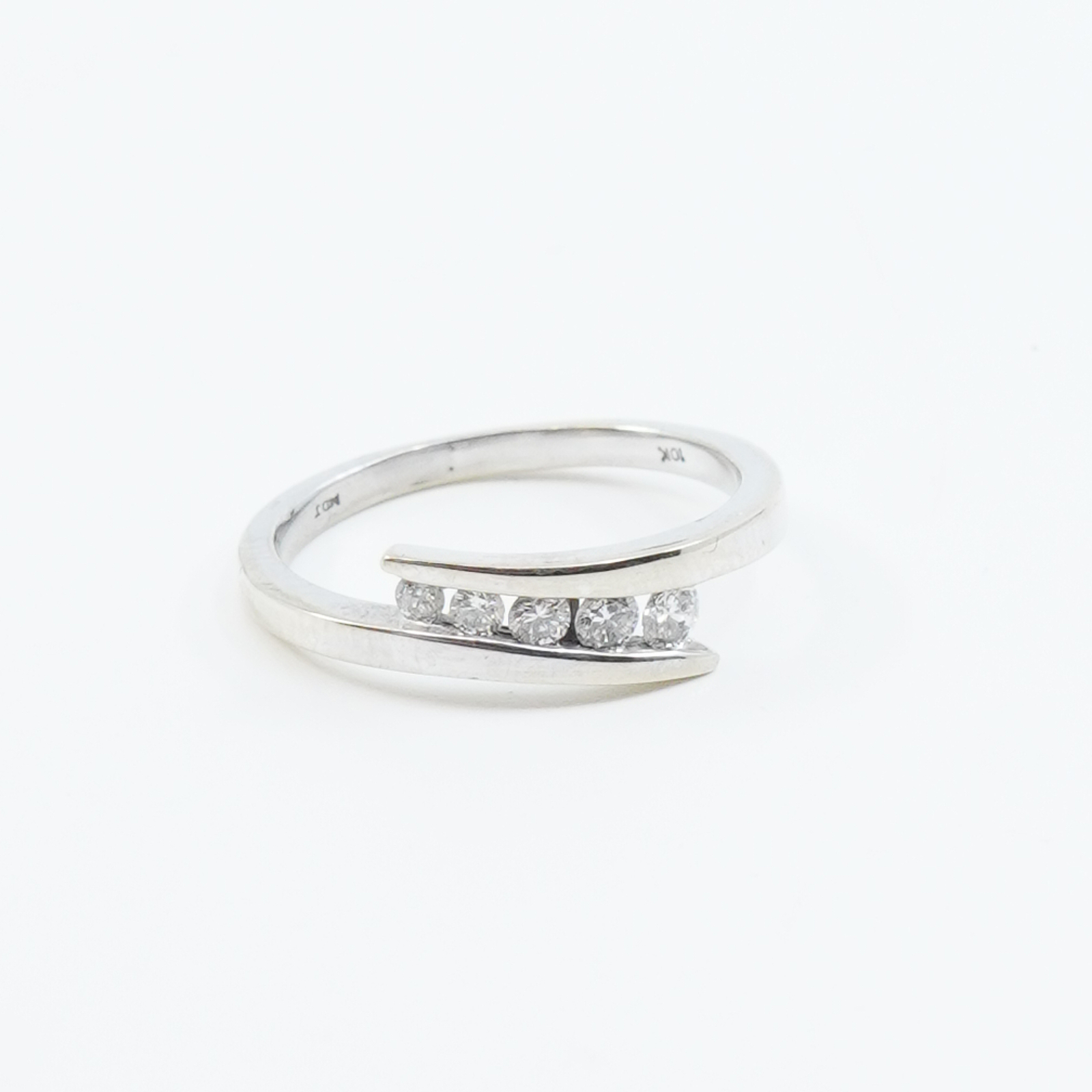 Ring Vitguld 10K 2,2g Ø16½ med diamanter 5xca 0,02-0,05ct