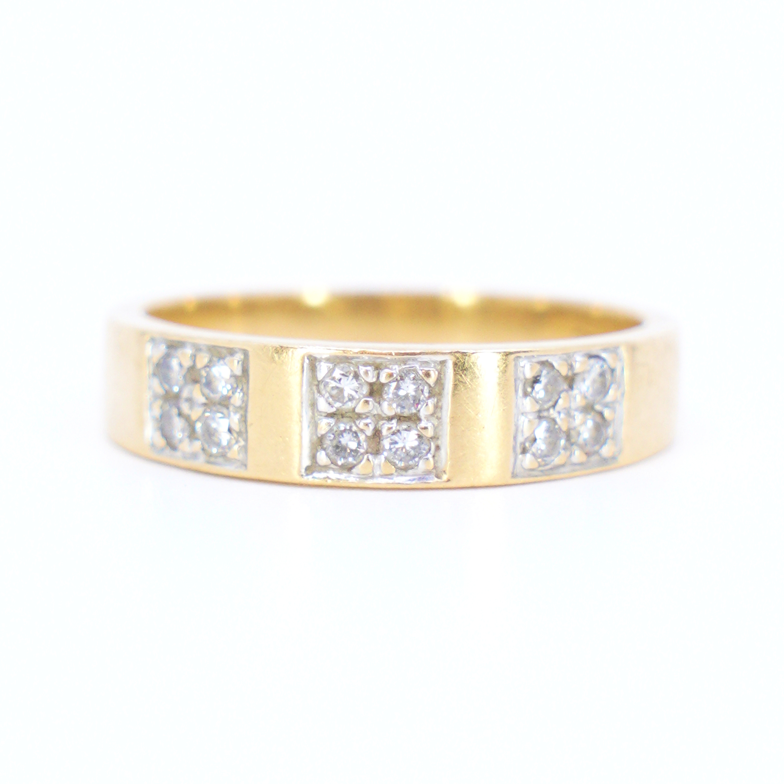 Guldring med diamanter