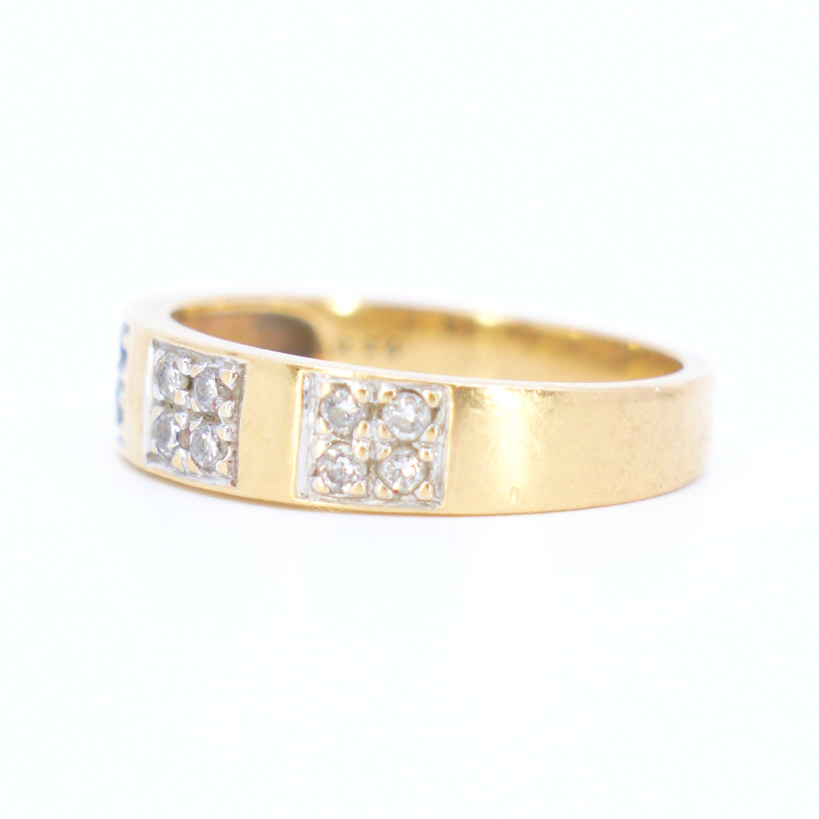 Guldring med diamanter