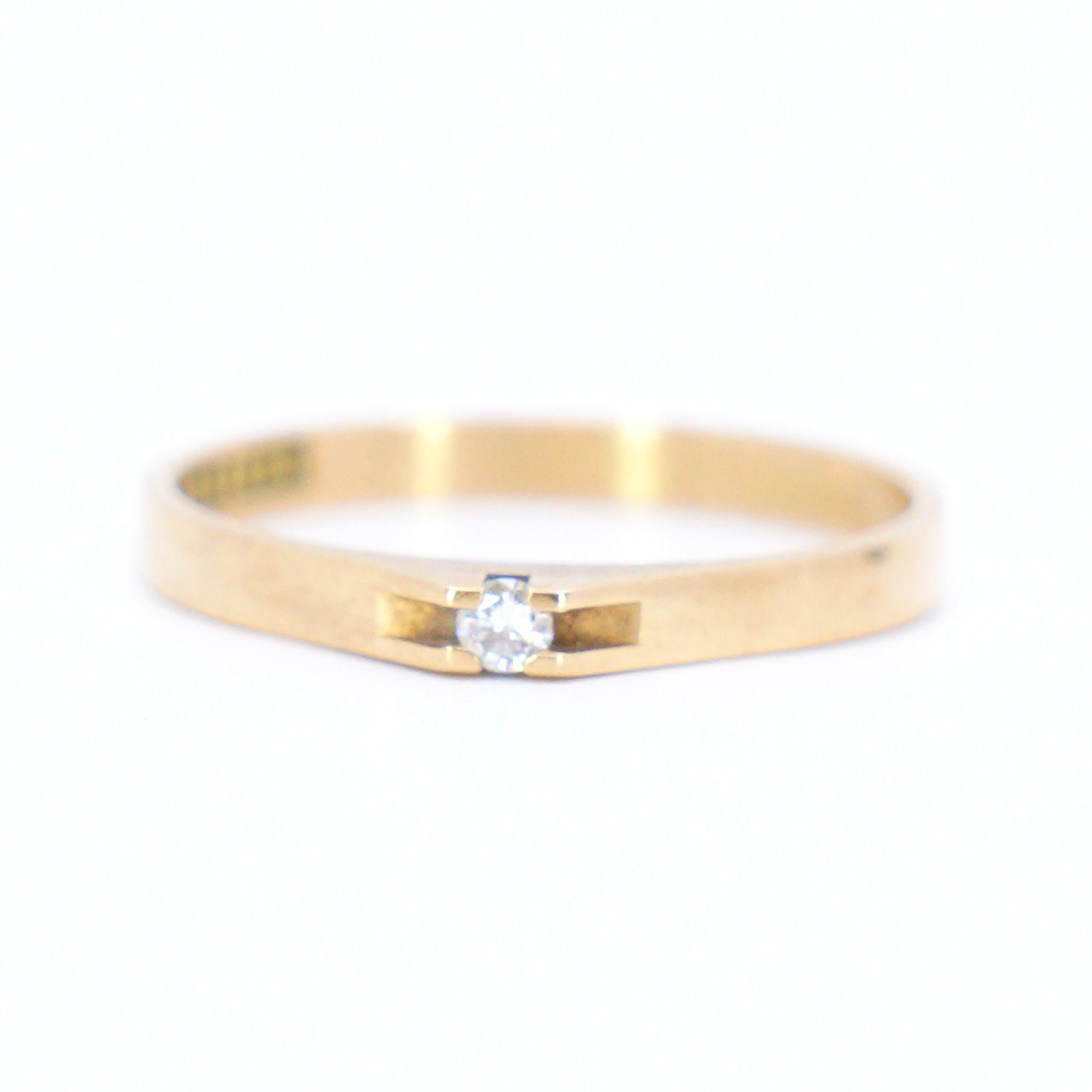 Guldring med diamant