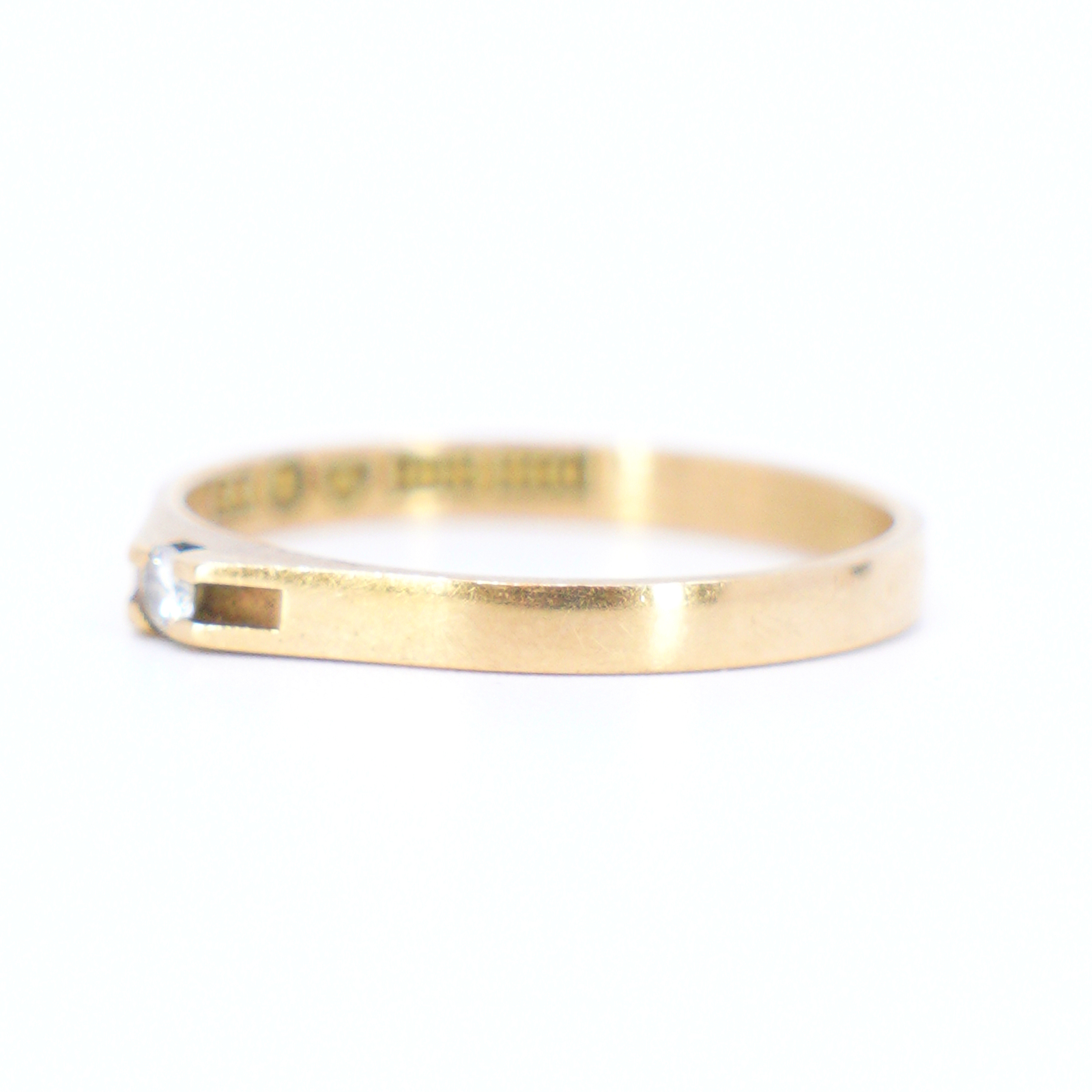 Guldring med diamant
