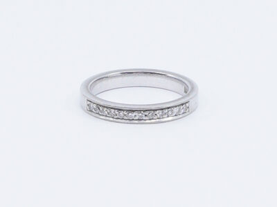 Ring halvallians med diamanter