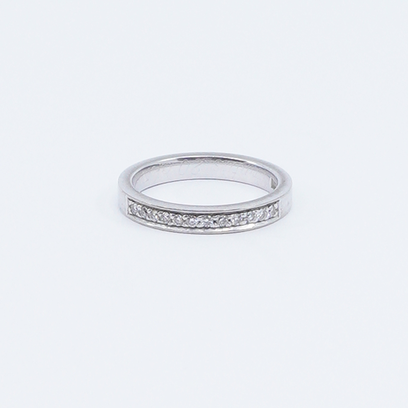 Ring halvallians med diamanter