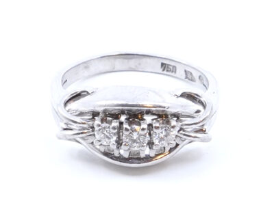 Ring Vitguld 18K 5,6g Ø16,75 Med diamanter 1xca0,08ct, 2xca0,05ct