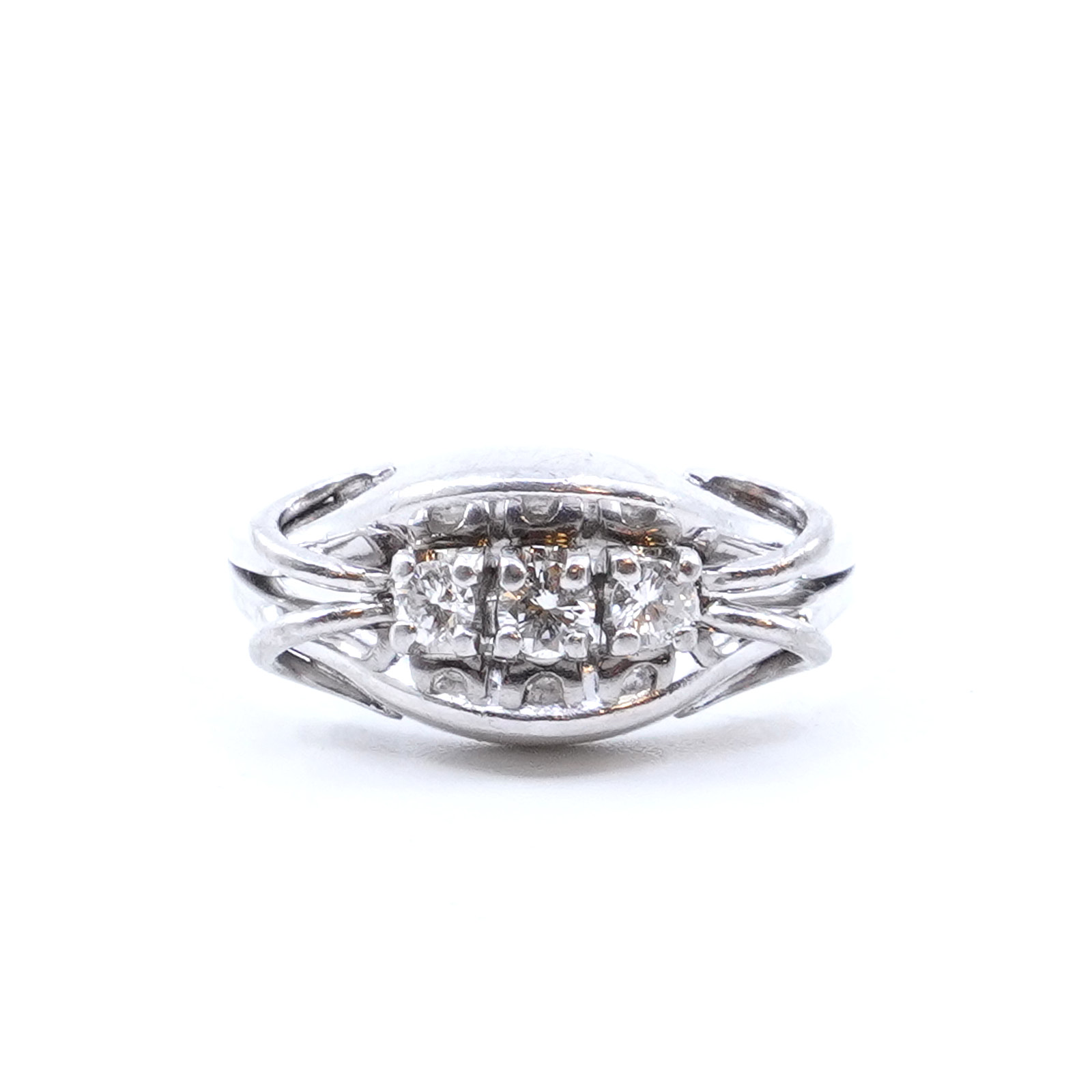 Ring Vitguld 18K 5,6g Ø16,75 Med diamanter 1xca0,08ct, 2xca0,05ct