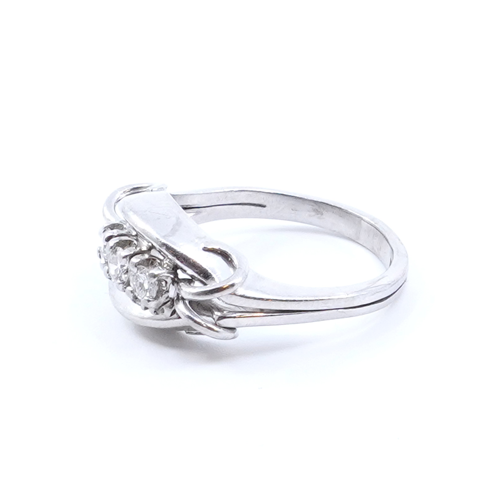 Ring Vitguld 18K 5,6g Ø16,75 Med diamanter 1xca0,08ct, 2xca0,05ct