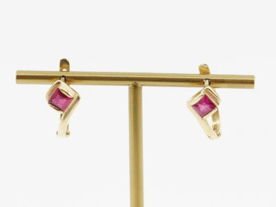 Örhängen med rödrosa stenar 14K 2,5g Höjd 14mm