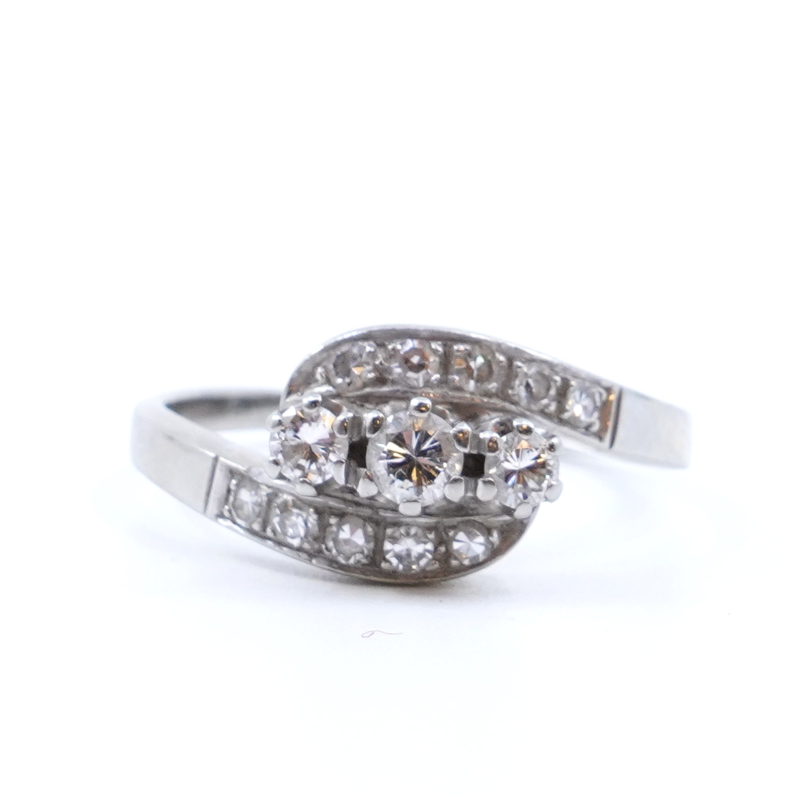 Ring vitguld 18K 4,9g Ø18,5 med diamanter 1xca0,16ct, 2xca0,09ct & 10xca0,02ct, graverad