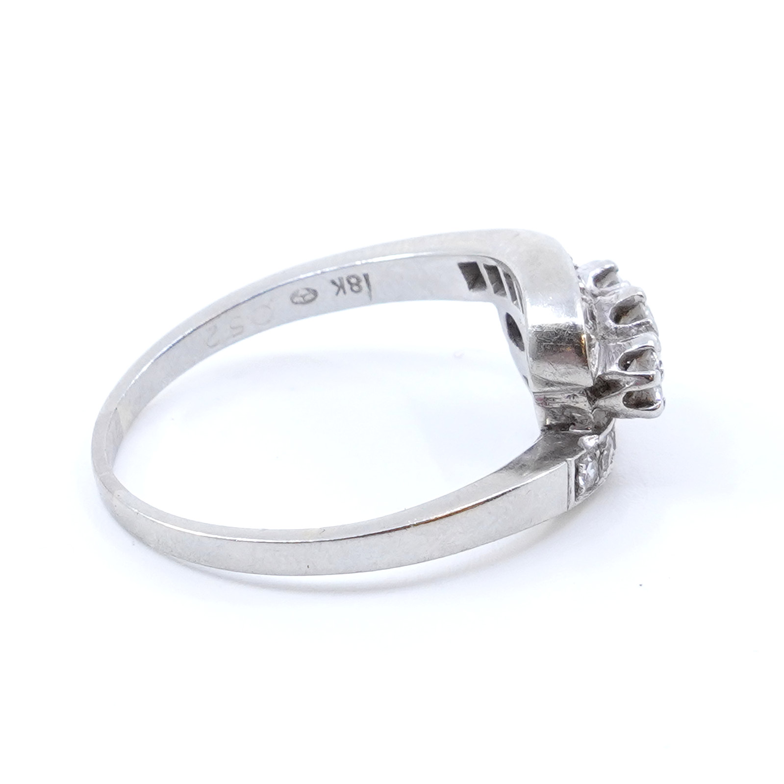 Ring vitguld 18K 4,9g Ø18,5 med diamanter 1xca0,16ct, 2xca0,09ct & 10xca0,02ct, graverad