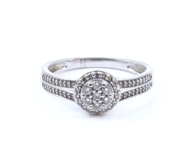 Ring vitguld 18K 3,7g Ø18,5 med diamanter 7xca0,02ct 54xca0,008ct GHA