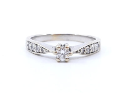 Ring vitguld med diamanter 1xca0,16ct, 4xca0,02ct, 2xca0,01ct 18K 3,4g Ø17