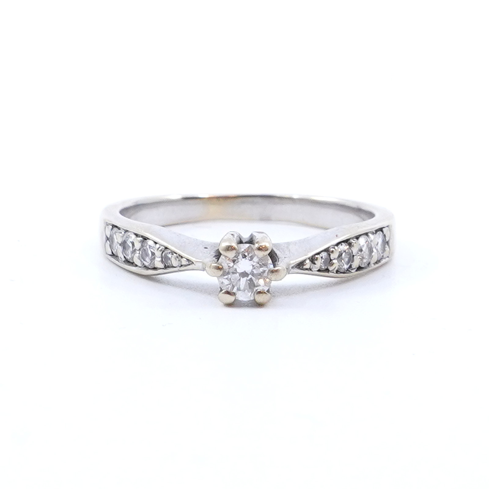 Ring vitguld med diamanter 1xca0,16ct, 4xca0,02ct, 2xca0,01ct 18K 3,4g Ø17