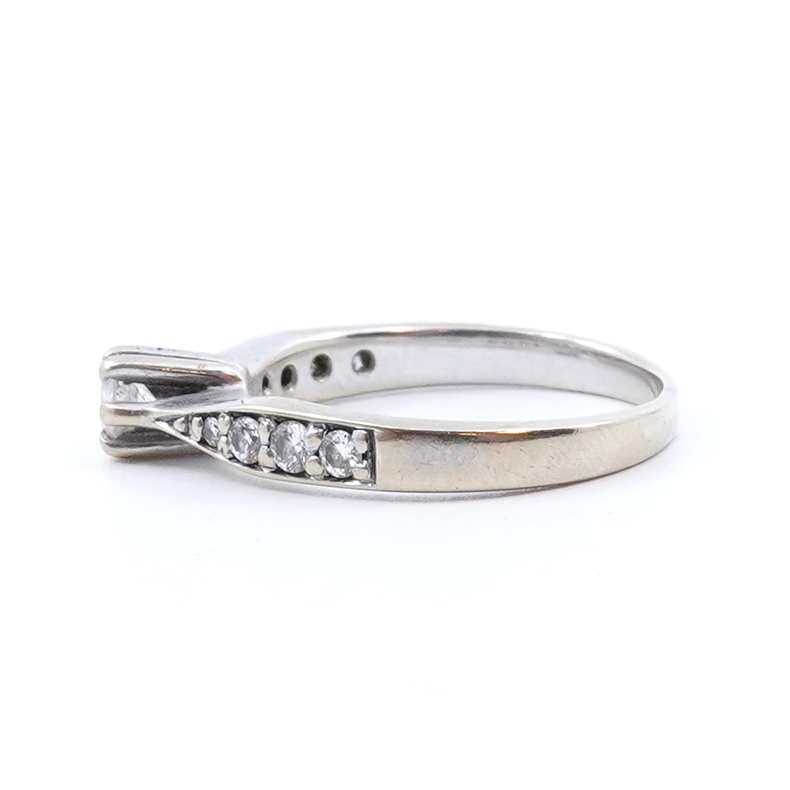 Ring vitguld med diamanter 1xca0,16ct, 4xca0,02ct, 2xca0,01ct 18K 3,4g Ø17