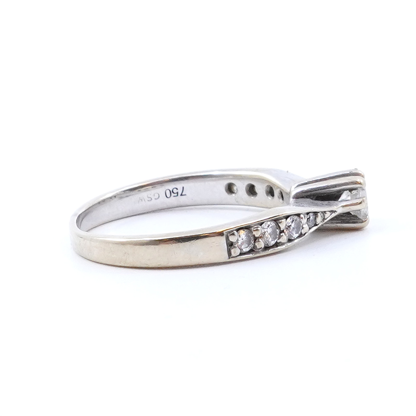 Ring vitguld med diamanter 1xca0,16ct, 4xca0,02ct, 2xca0,01ct 18K 3,4g Ø17