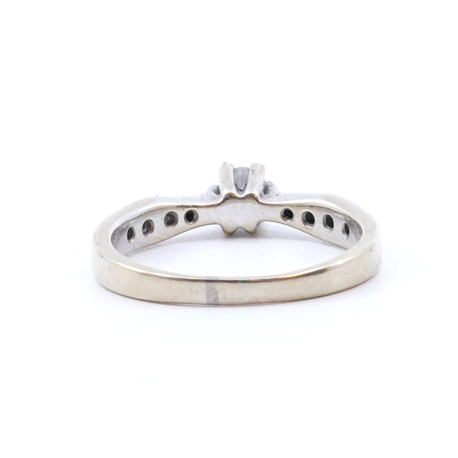 Ring vitguld med diamanter 1xca0,16ct, 4xca0,02ct, 2xca0,01ct 18K 3,4g Ø17