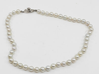Pärlcollier med guldlås och diamanter