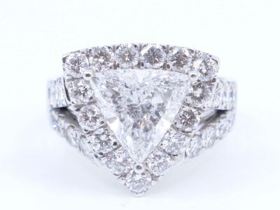 Diamantring 18K med diamanter varav en trilliantslipad 1xca4,02ct SI1/E