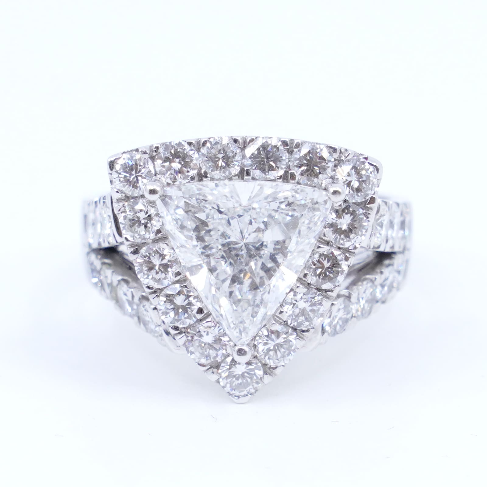 Diamantring 18K med diamanter varav en trilliantslipad 1xca4,02ct SI1/E