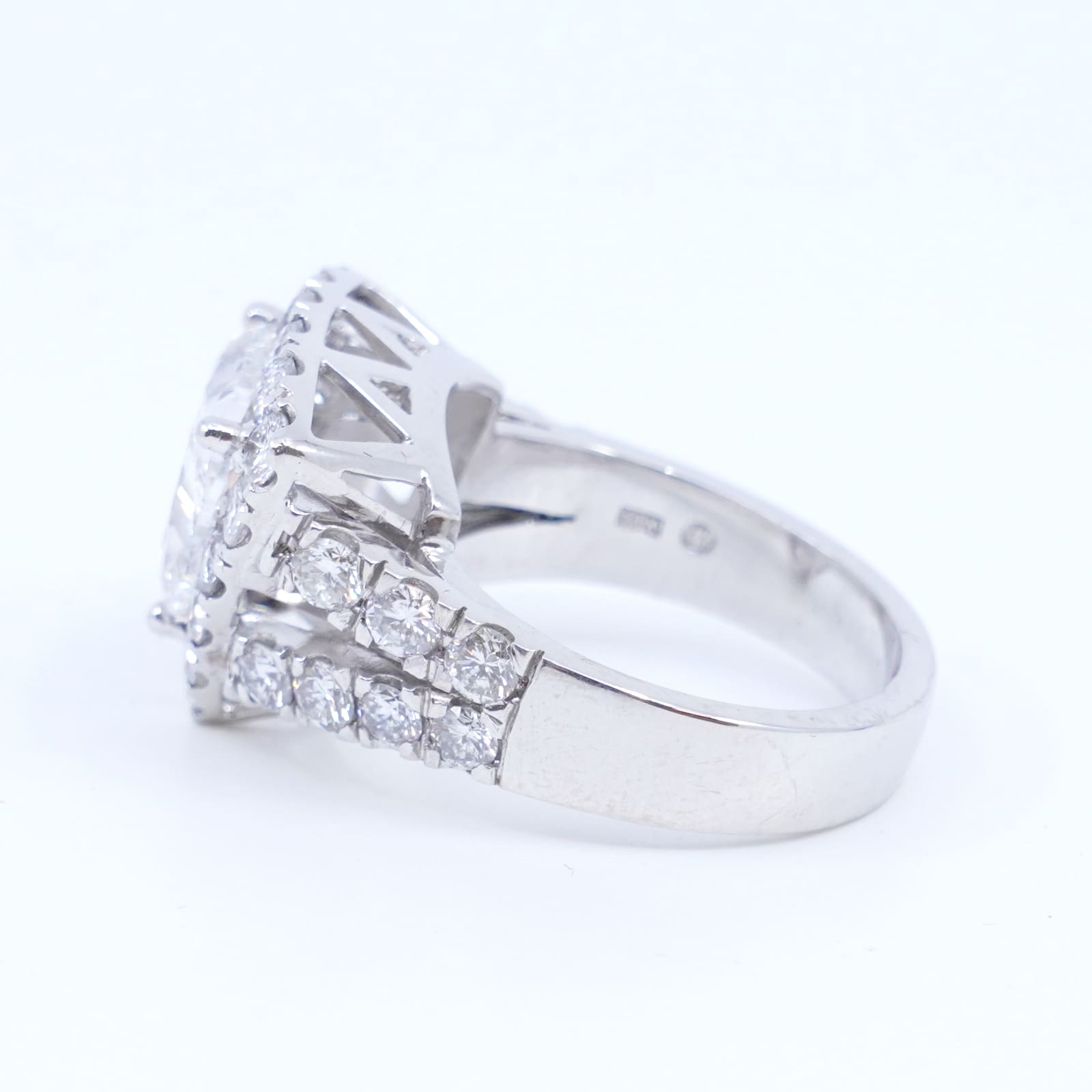 Diamantring 18K med diamanter varav en trilliantslipad 1xca4,02ct SI1/E