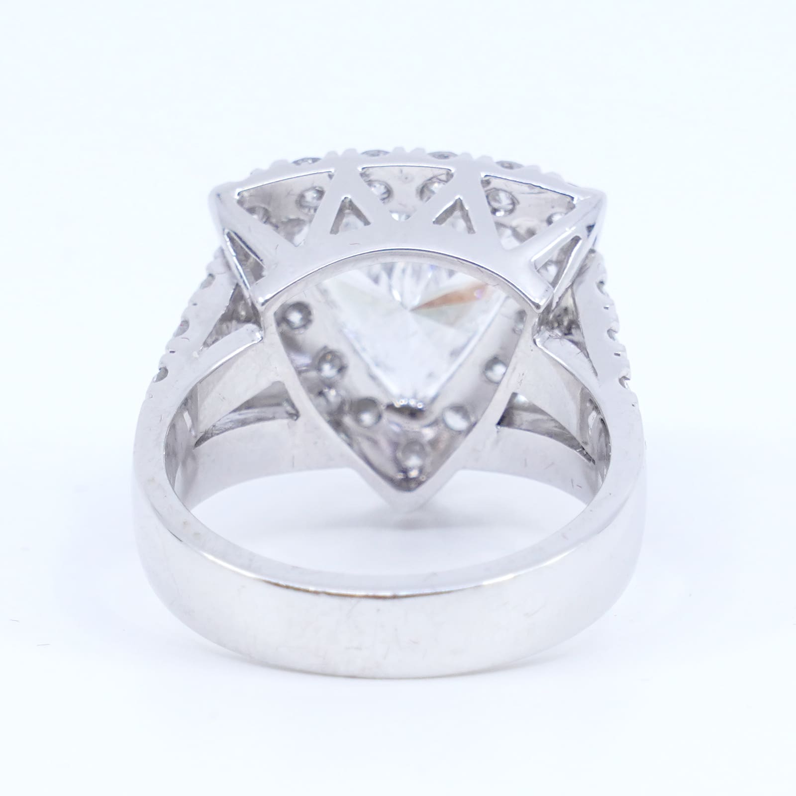 Diamantring 18K med diamanter varav en trilliantslipad 1xca4,02ct SI1/E