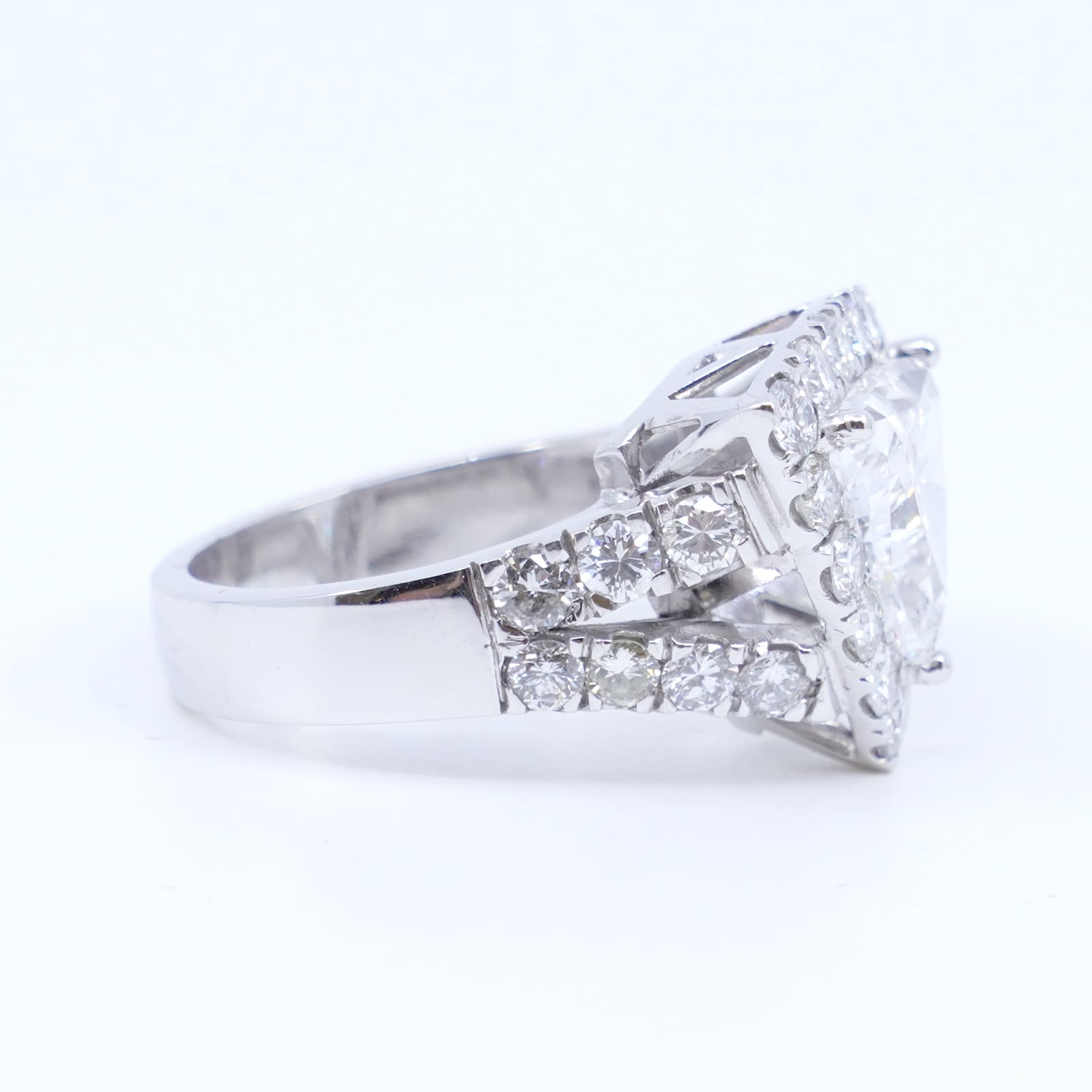 Diamantring 18K med diamanter varav en trilliantslipad 1xca4,02ct SI1/E
