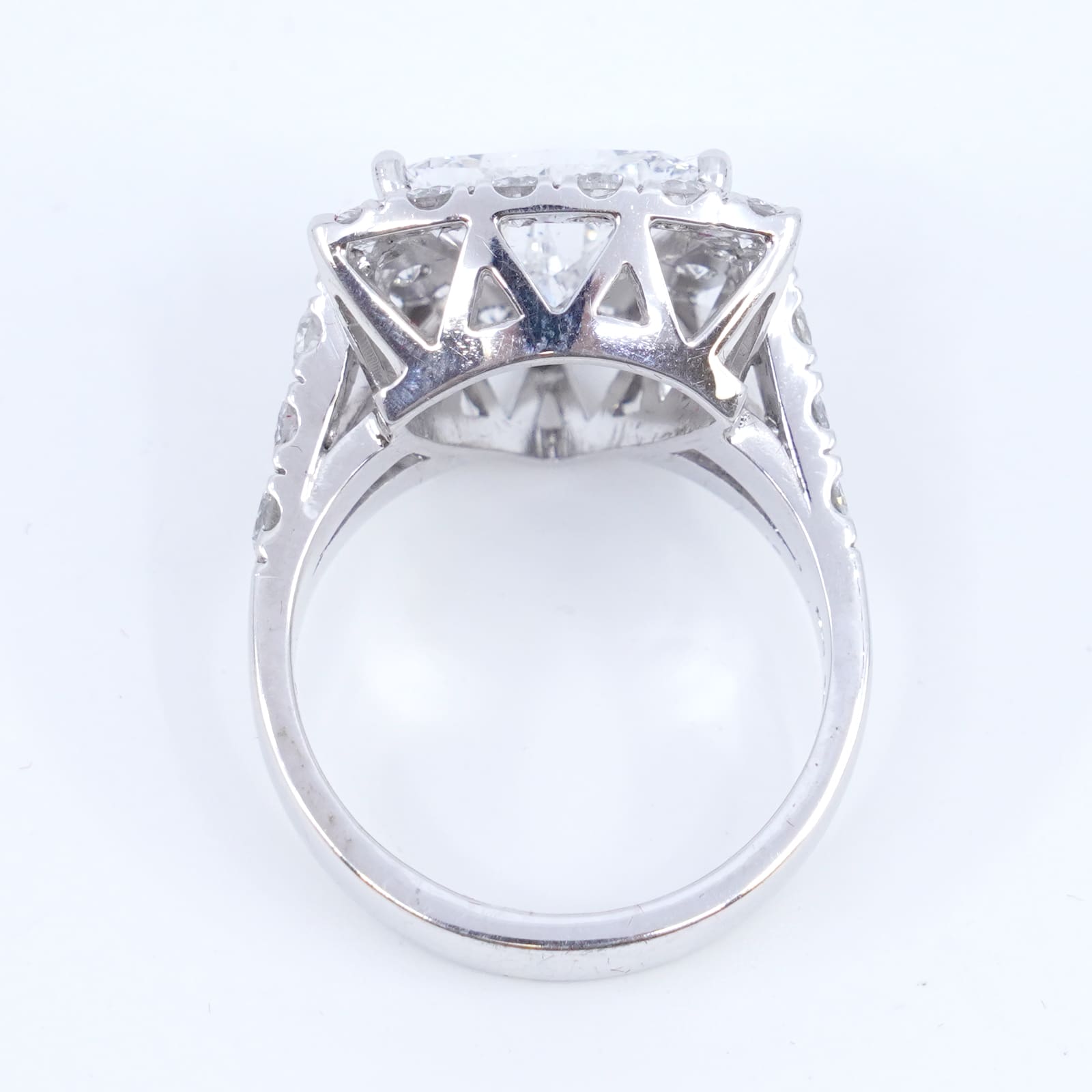 Diamantring 18K med diamanter varav en trilliantslipad 1xca4,02ct SI1/E