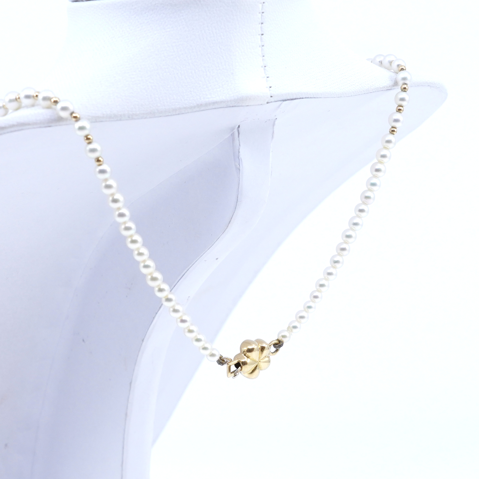 Pärlcollier med guldkulor 18K 15,7g Längd 55cm Bredd 3-7,5mm