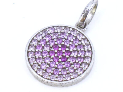 Silverhänge med rosa stenar