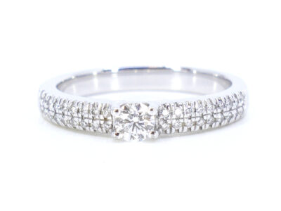 Vitguldsring med diamanter 37x totalt ca 0,196ct