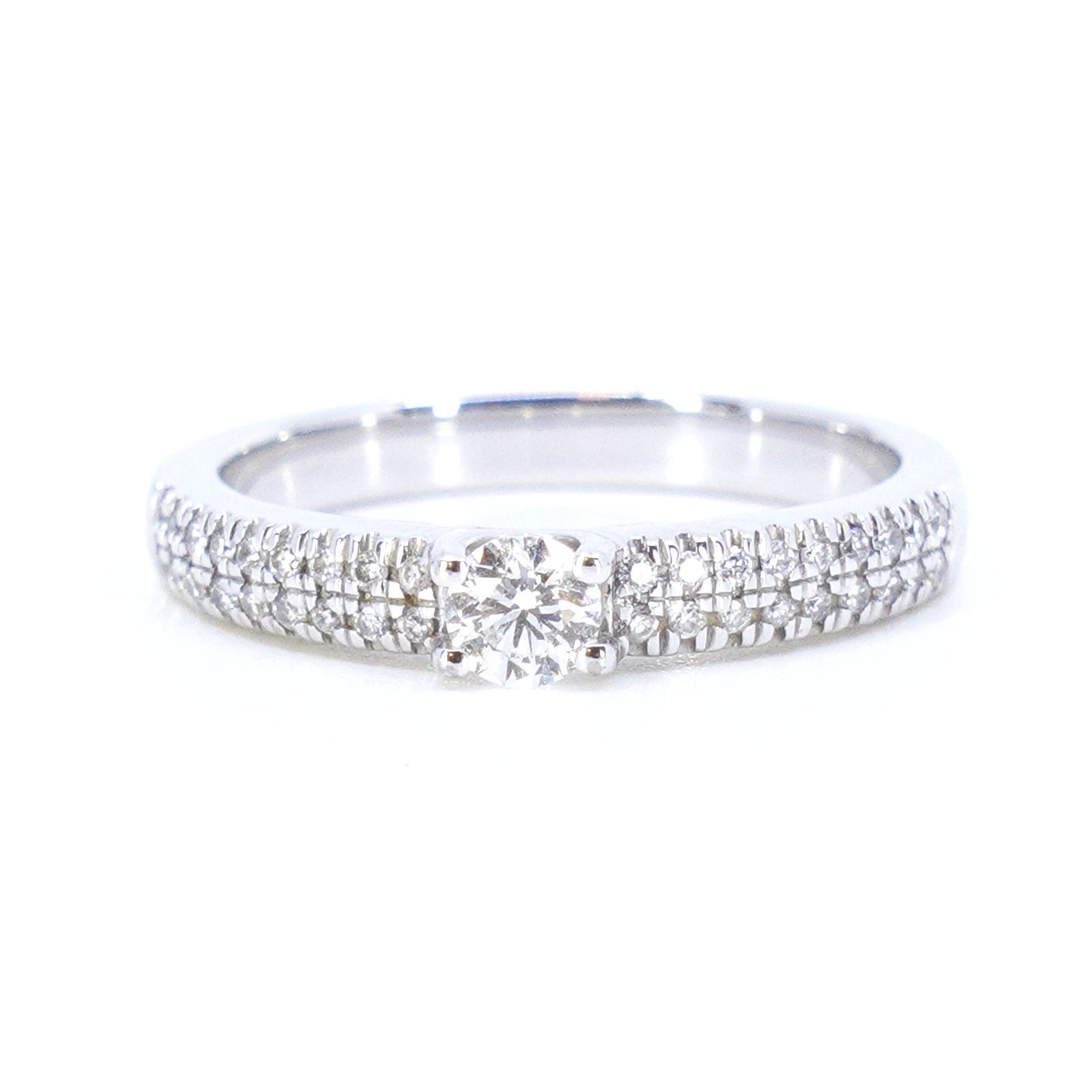 Vitguldsring med diamanter 37x totalt ca 0,196ct