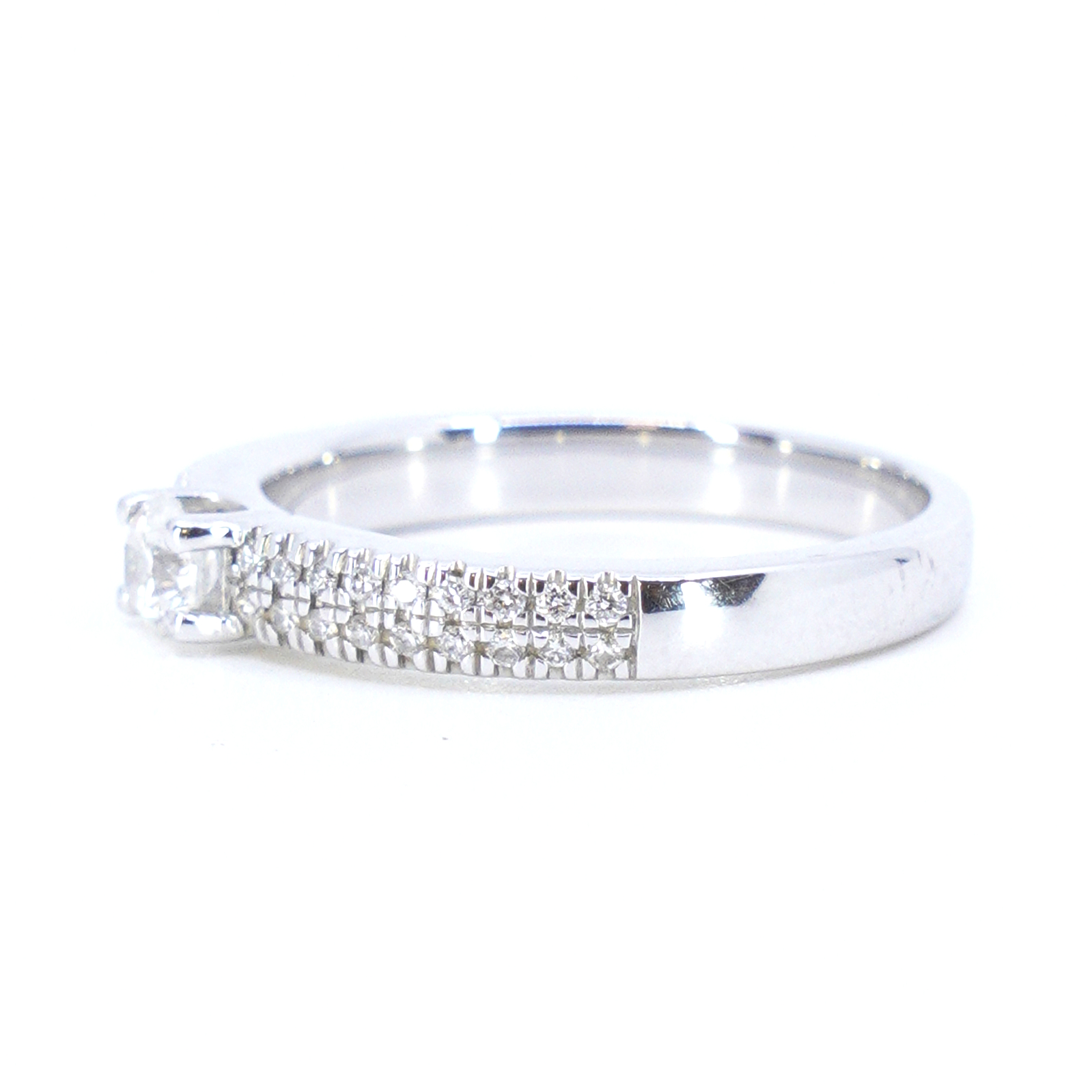 Vitguldsring med diamanter 37x totalt ca 0,196ct