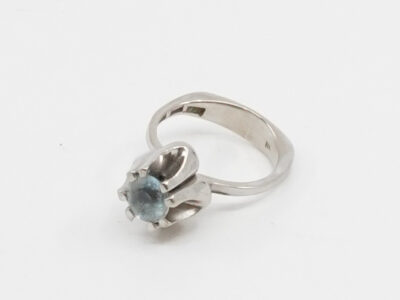 Ring i Vitguld med sten 18K 11,2g Ø17