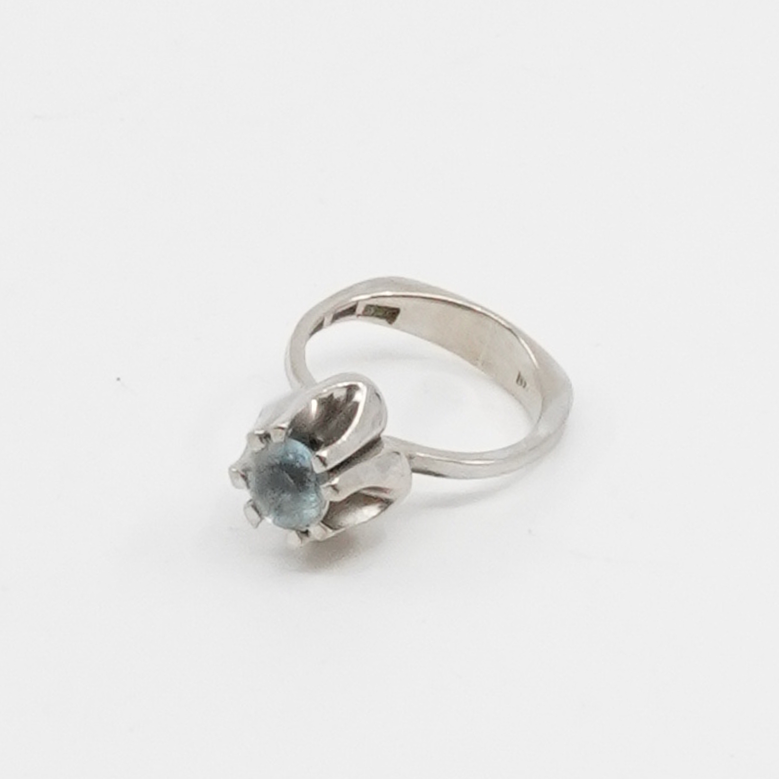 Ring i Vitguld med sten 18K 11,2g Ø17