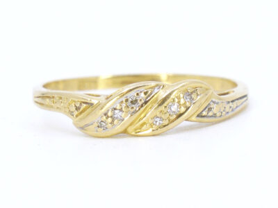 Guldring med diamanter 6x ca 0,001ct