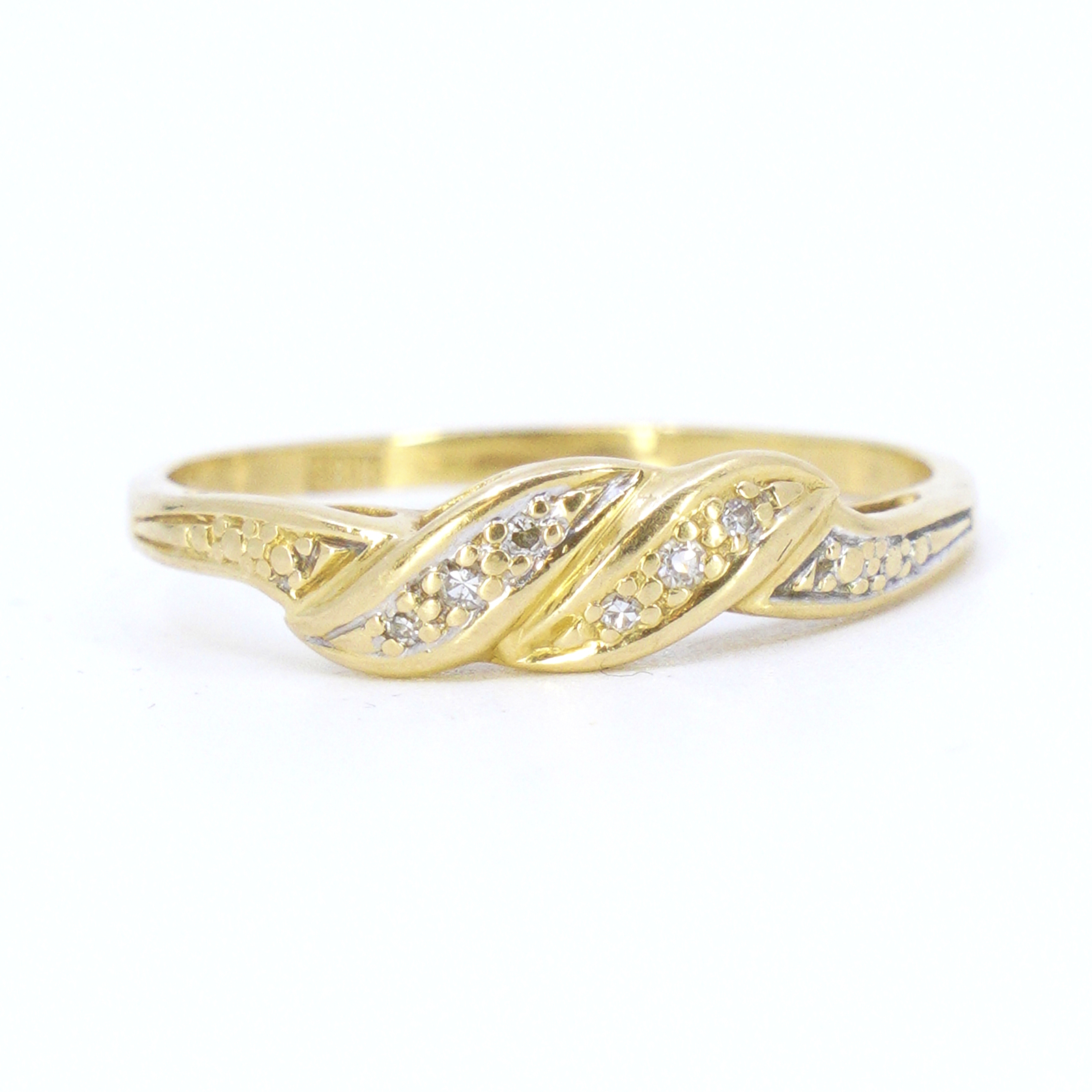 Guldring med diamanter 6x ca 0,001ct