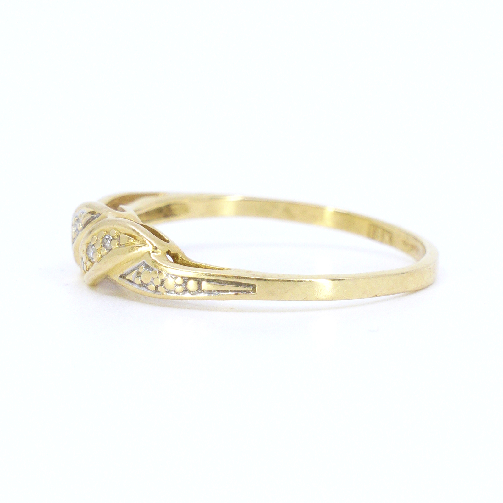 Guldring med diamanter 6x ca 0,001ct