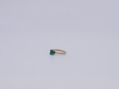 Ring Guld 18K med sten (liten skada på stenen) och diamanter
