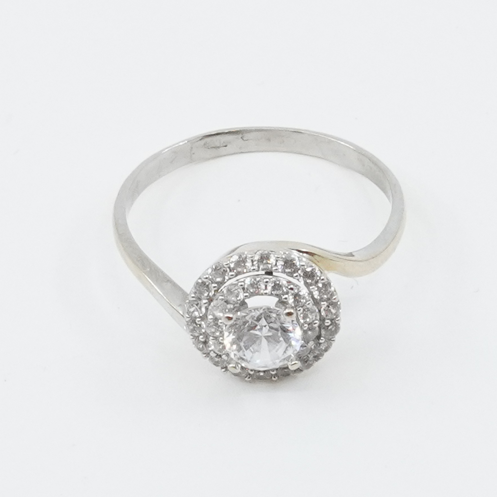 Ring Vitguld med stenar