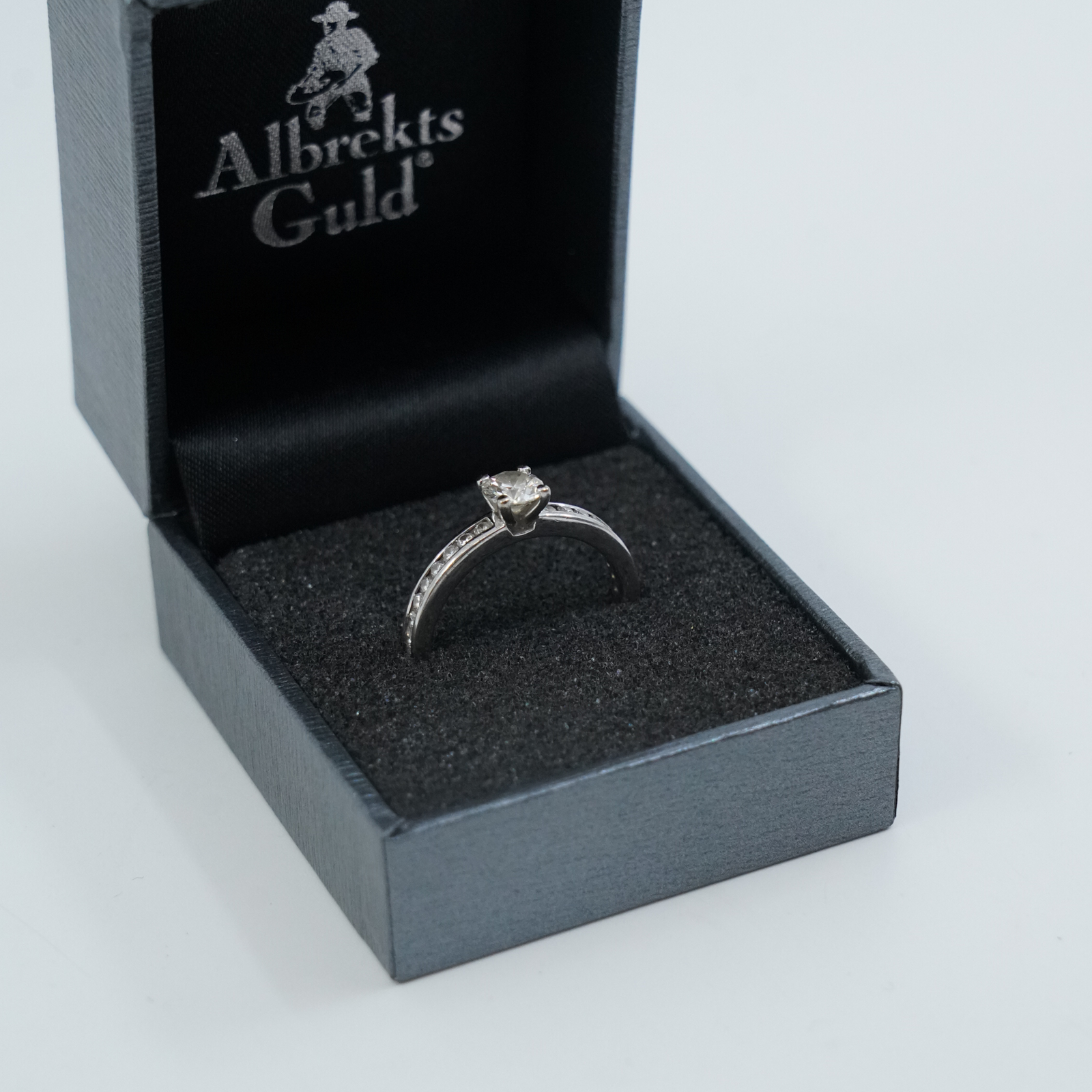 Ring vitguld18K 4,3g
