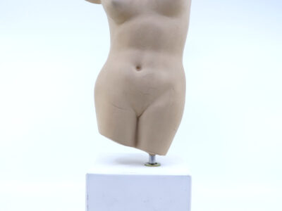 Statyette keramik - kvinnlig torso på sockel, signerad "SOPHIA"