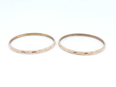 Armringar 2st 21K 10,1g Diameter 6cm bredd 3,9mm styck