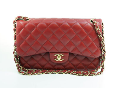 Chanel Classic Red Flap med guldfärgade beslag, bredd: 31cm höjd: 20cm