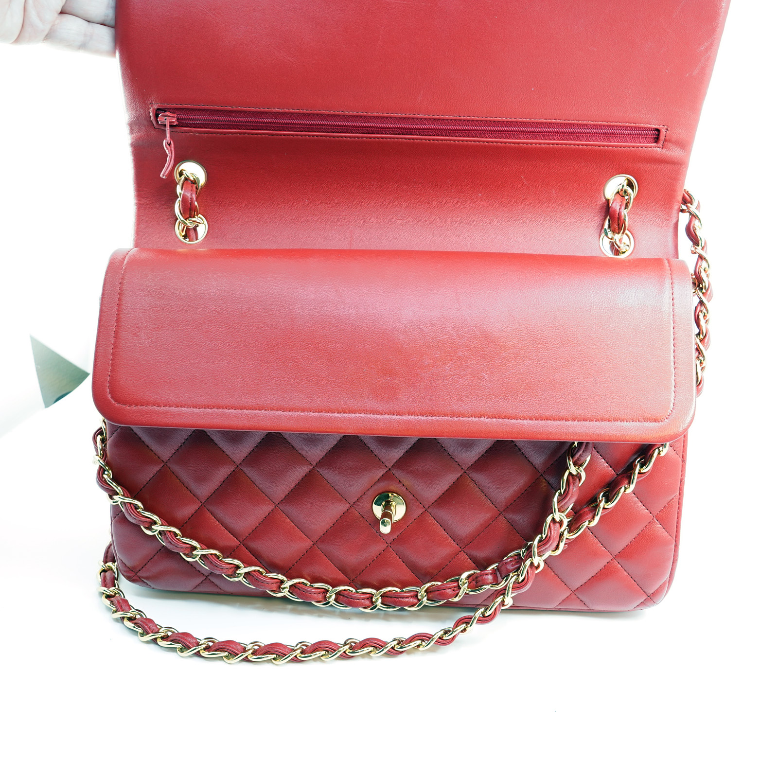 Chanel Classic Red Flap med guldfärgade beslag, bredd: 31cm höjd: 20cm