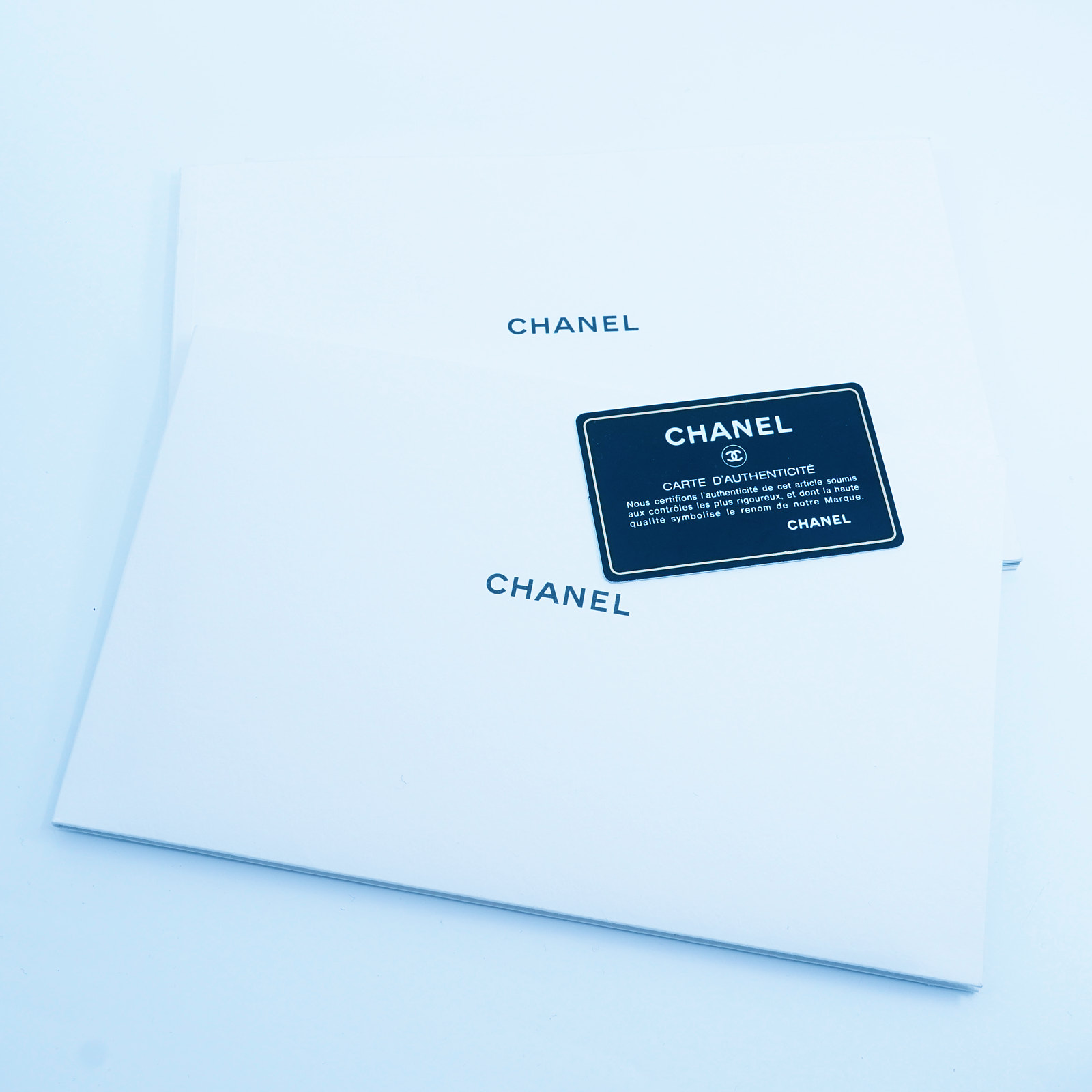 Chanel Classic Red Flap med guldfärgade beslag, bredd: 31cm höjd: 20cm