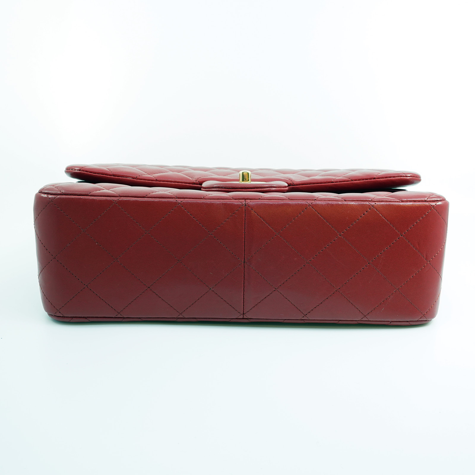 Chanel Classic Red Flap med guldfärgade beslag, bredd: 31cm höjd: 20cm
